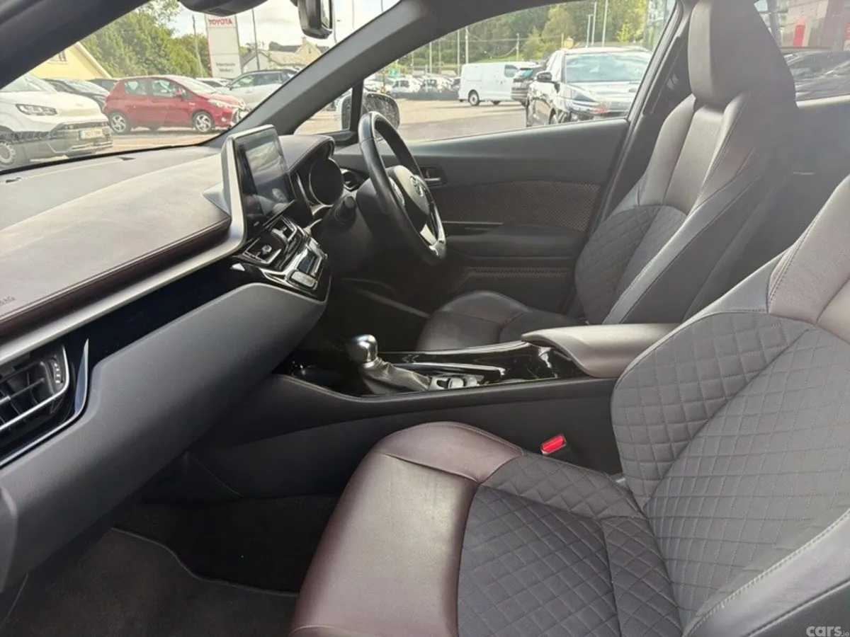 Toyota C-HR SUV, Petrol Hybrid, 2019, White