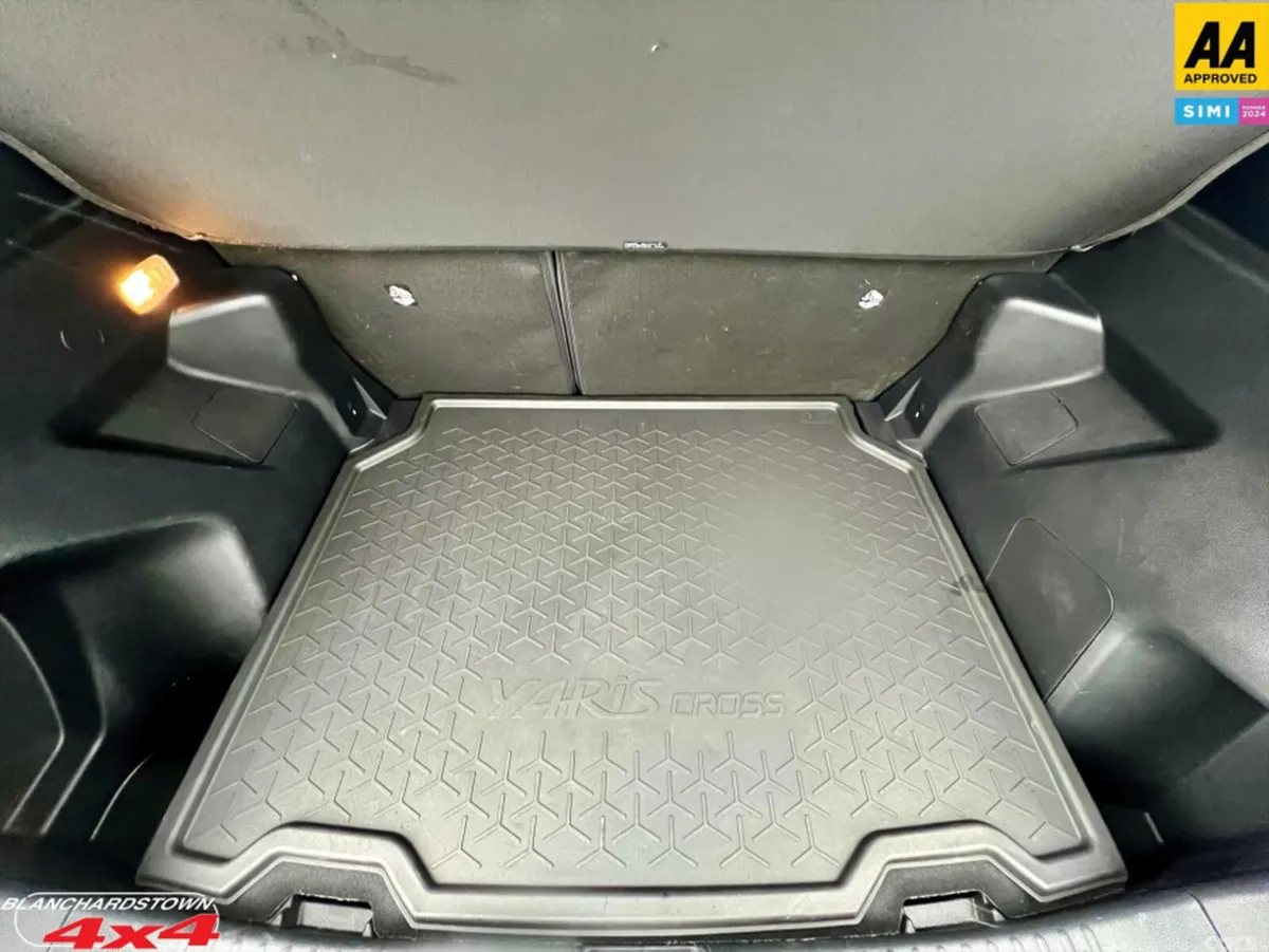 Toyota Yaris Hatchback, Petrol Hybrid, 2023, White