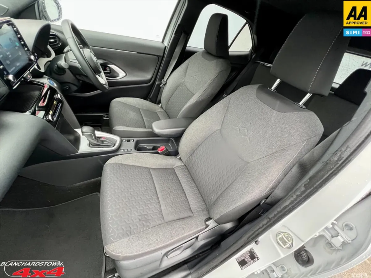 Toyota Yaris Hatchback, Petrol Hybrid, 2023, White