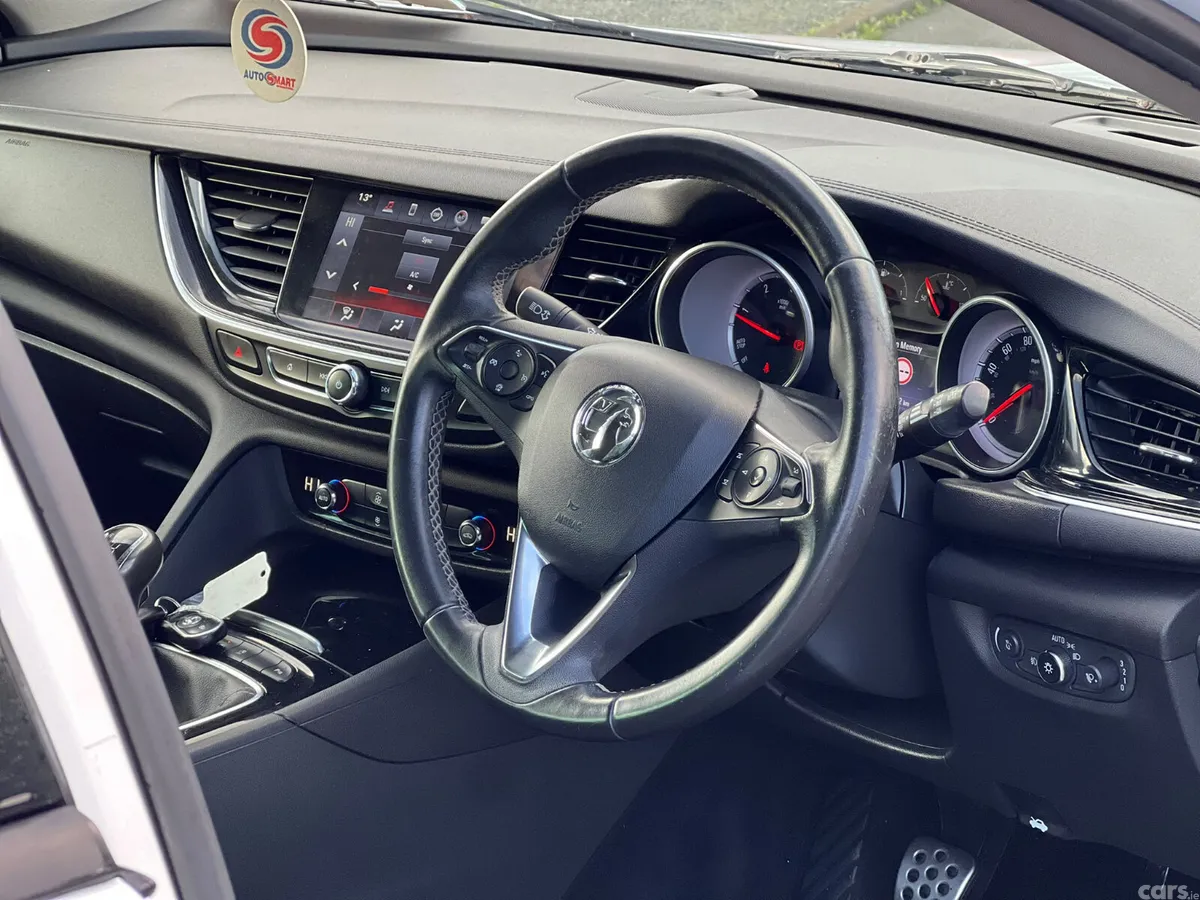 Opel Insignia Hatchback, Diesel, 2018, White