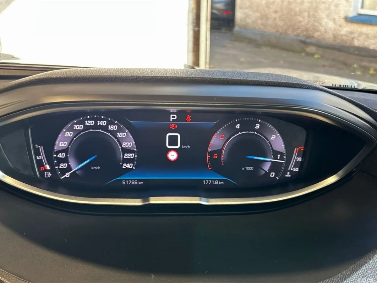 Peugeot 5008 MPV, Diesel, 2023, Blue