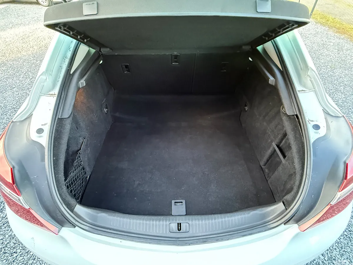 Vauxhall Insignia Hatchback, Diesel, 2016, White