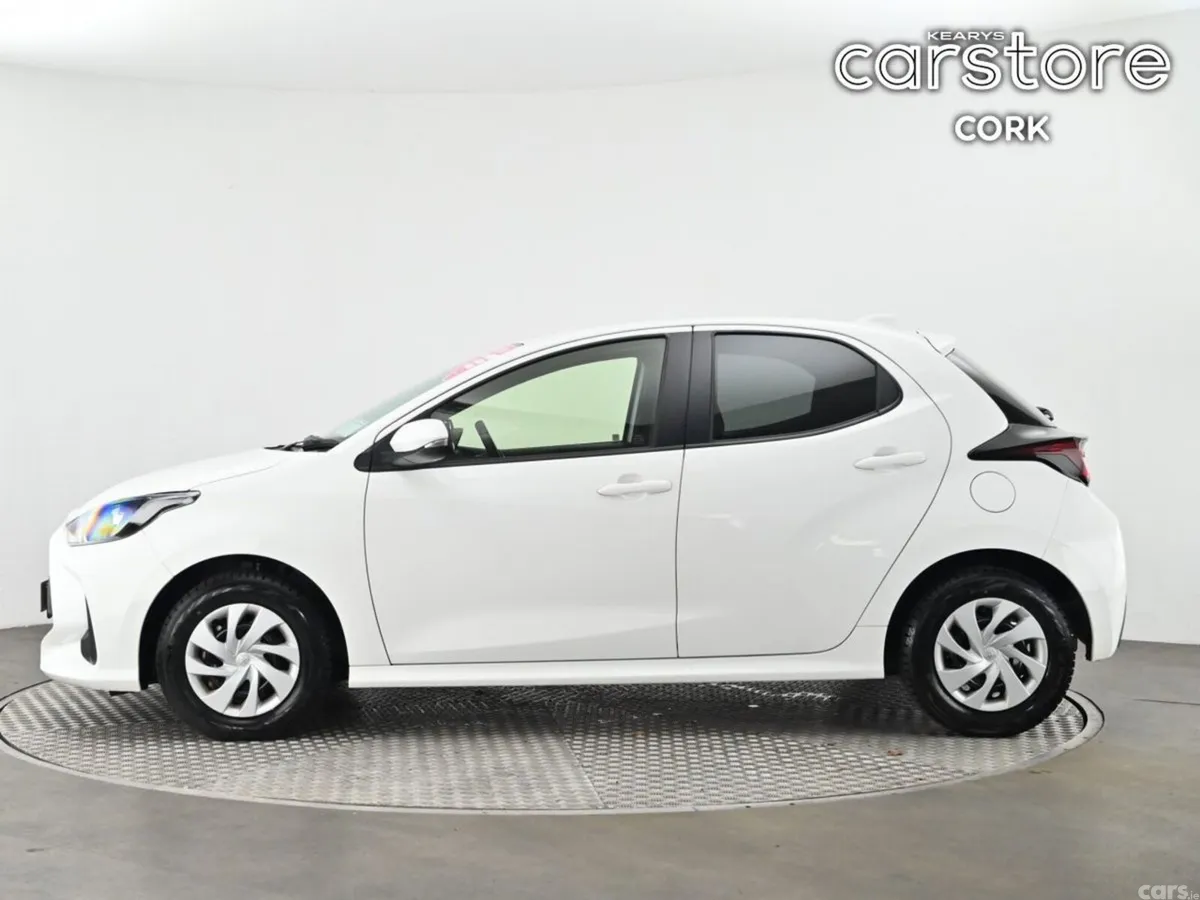 Toyota Yaris Hatchback, Petrol Hybrid, 2023, White
