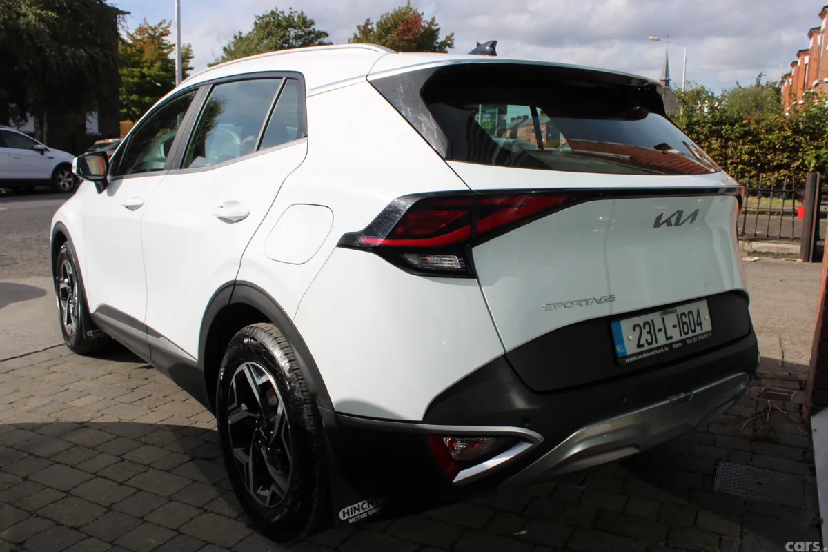 Kia Sportage SUV, Diesel Hybrid, 2023, White