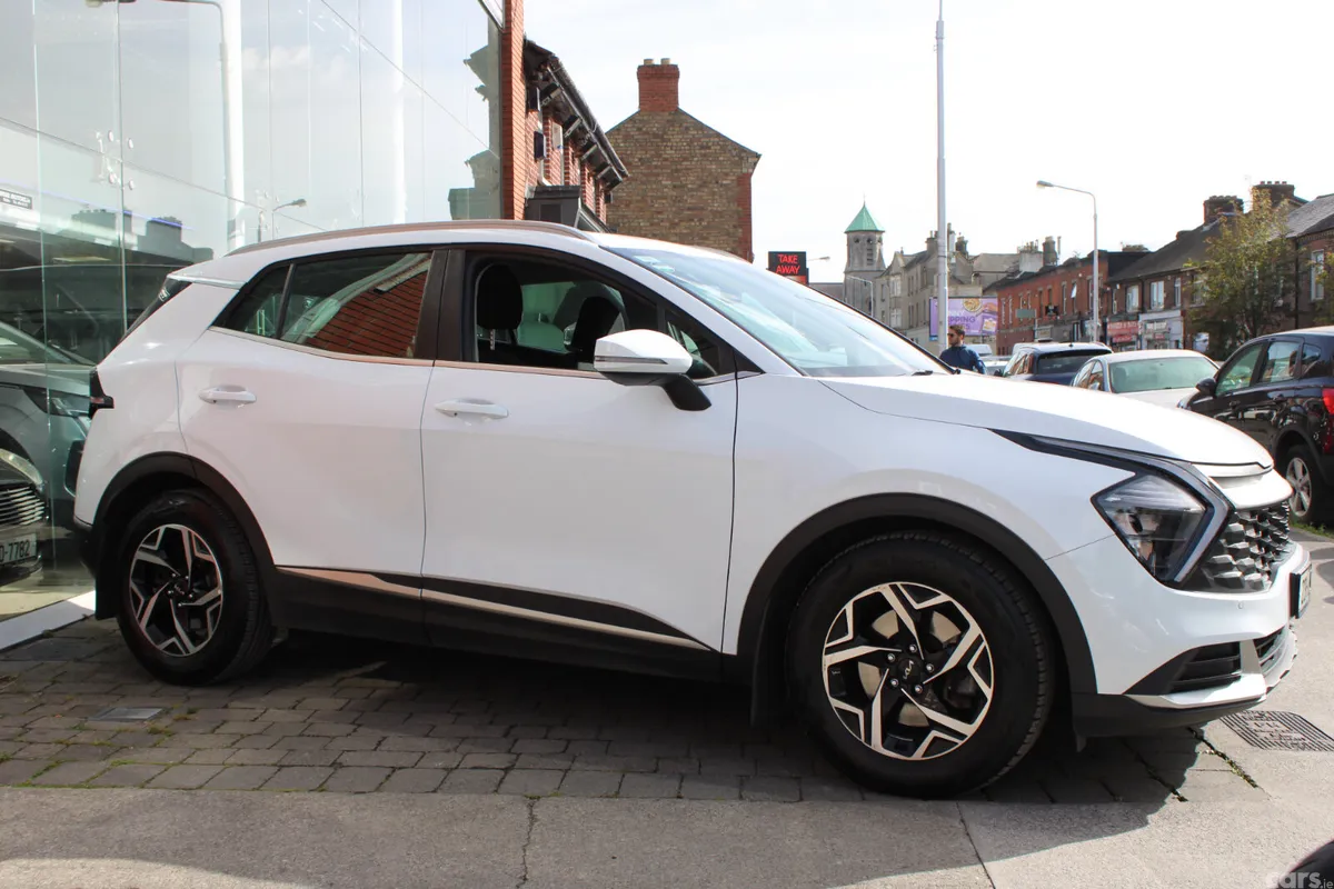 Kia Sportage SUV, Diesel Hybrid, 2023, White