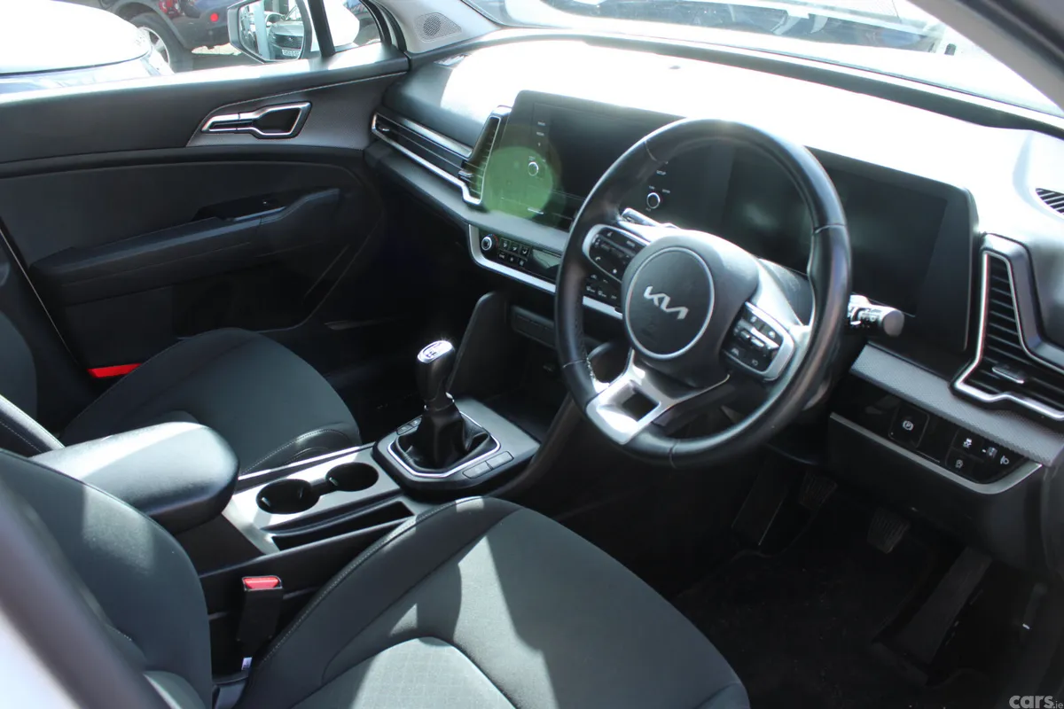 Kia Sportage SUV, Diesel Hybrid, 2023, White