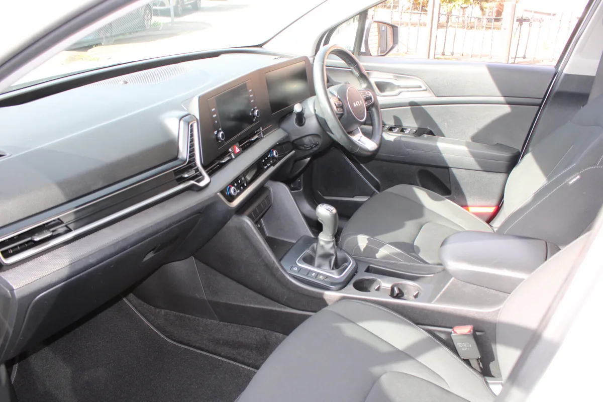 Kia Sportage SUV, Diesel Hybrid, 2023, White