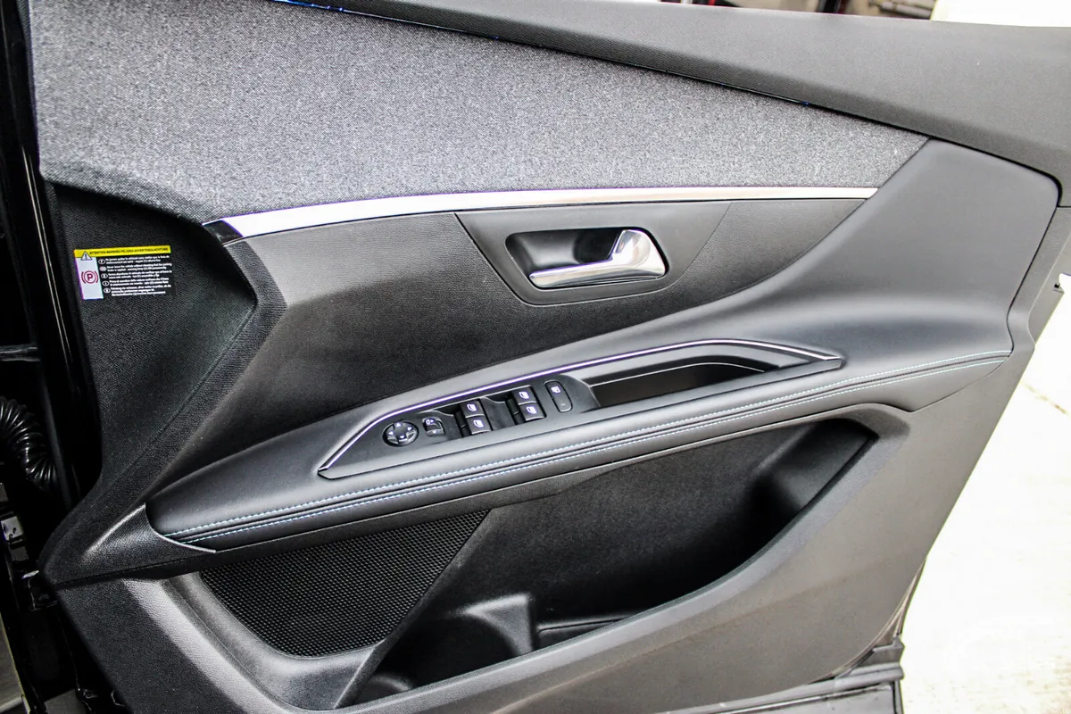 Peugeot 5008 MPV, Diesel, 2022, Black