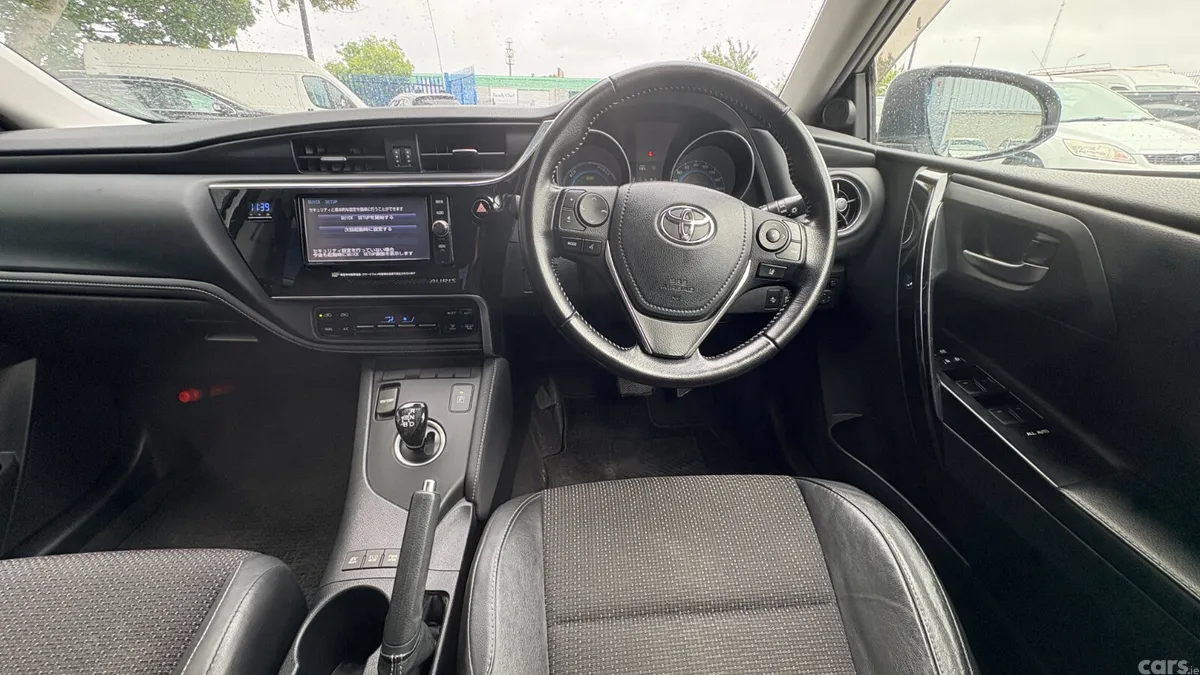 Toyota Auris Hatchback, Petrol Hybrid, 2016, Silver