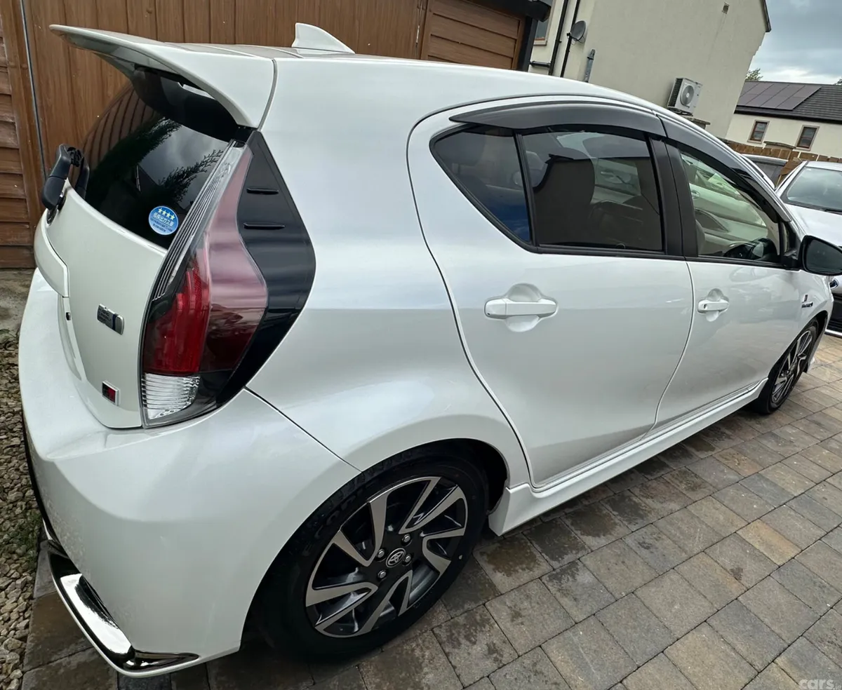 Toyota Aqua Hatchback, Petrol Hybrid, 2018, White