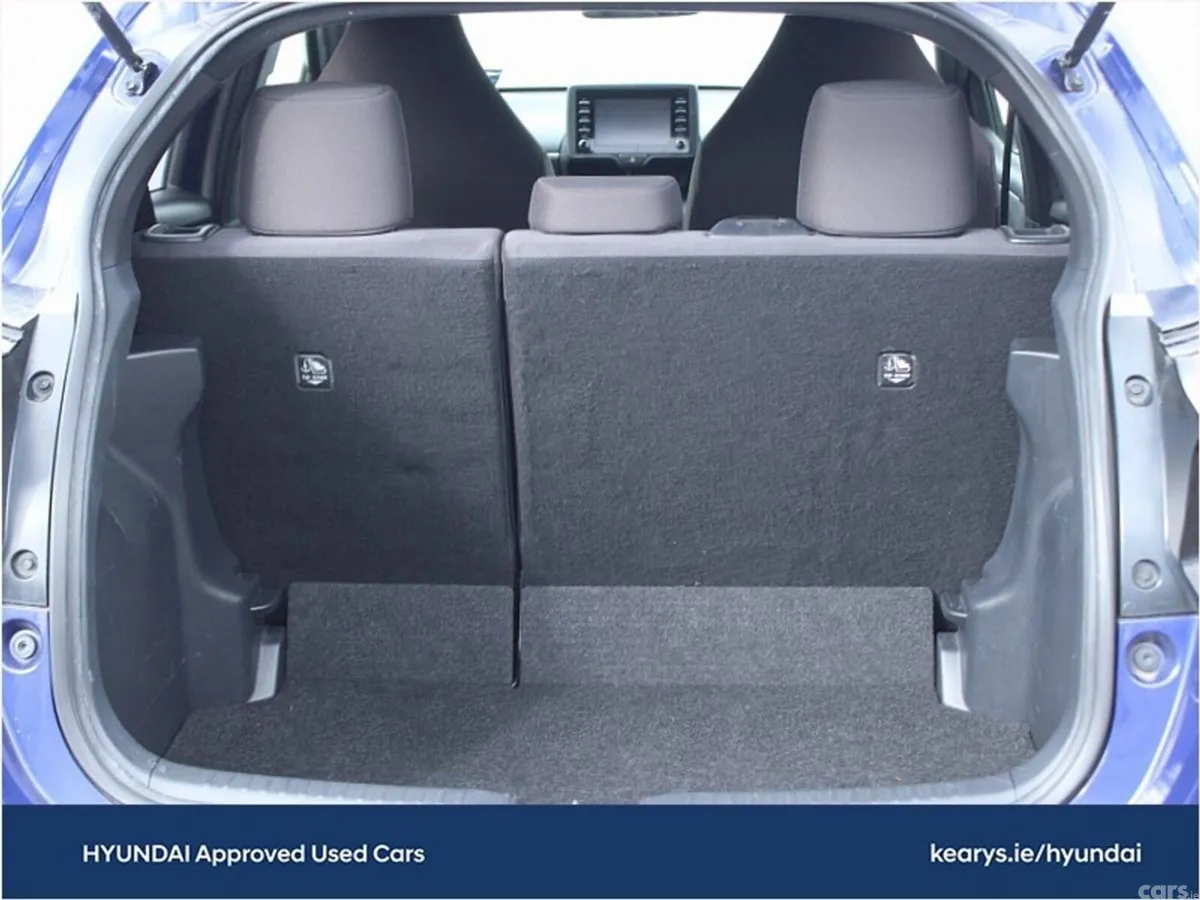 Toyota Yaris Hatchback, Petrol Hybrid, 2021, Blue