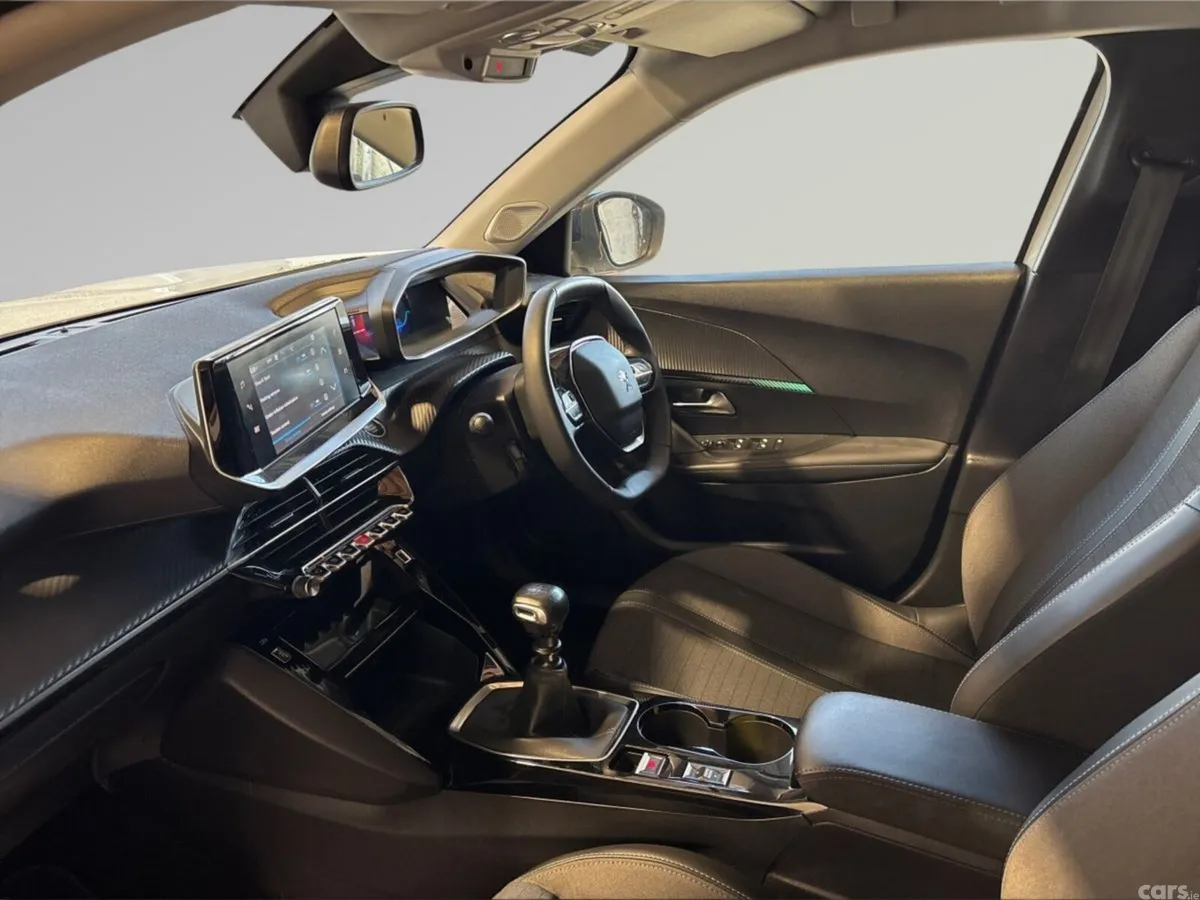Peugeot 2008 MPV, Petrol, 2022, White