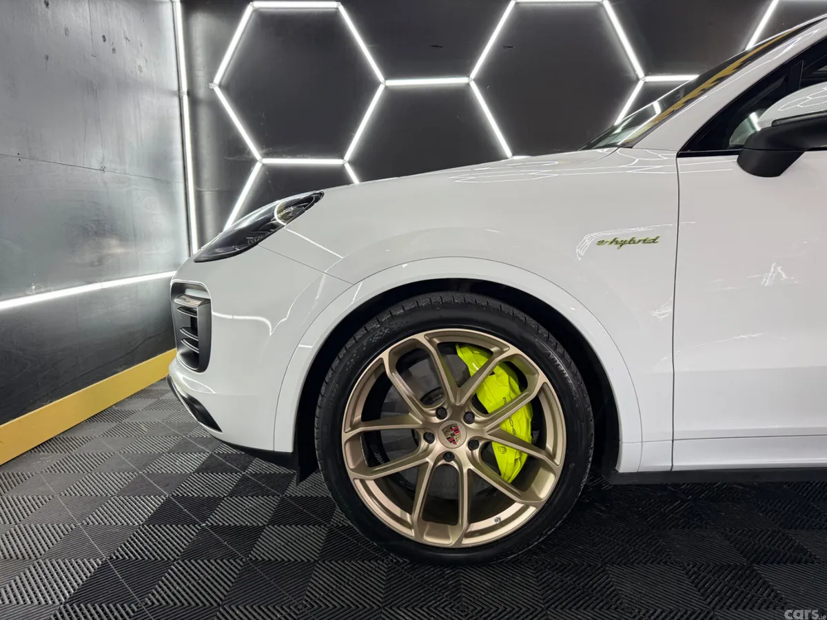 Porsche Cayenne SUV, Petrol Plug-in Hybrid, 2020, White