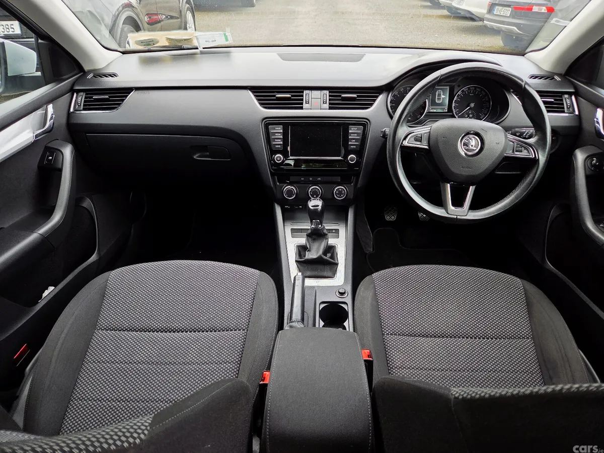 Skoda Octavia Saloon, Diesel, 2017, Grey