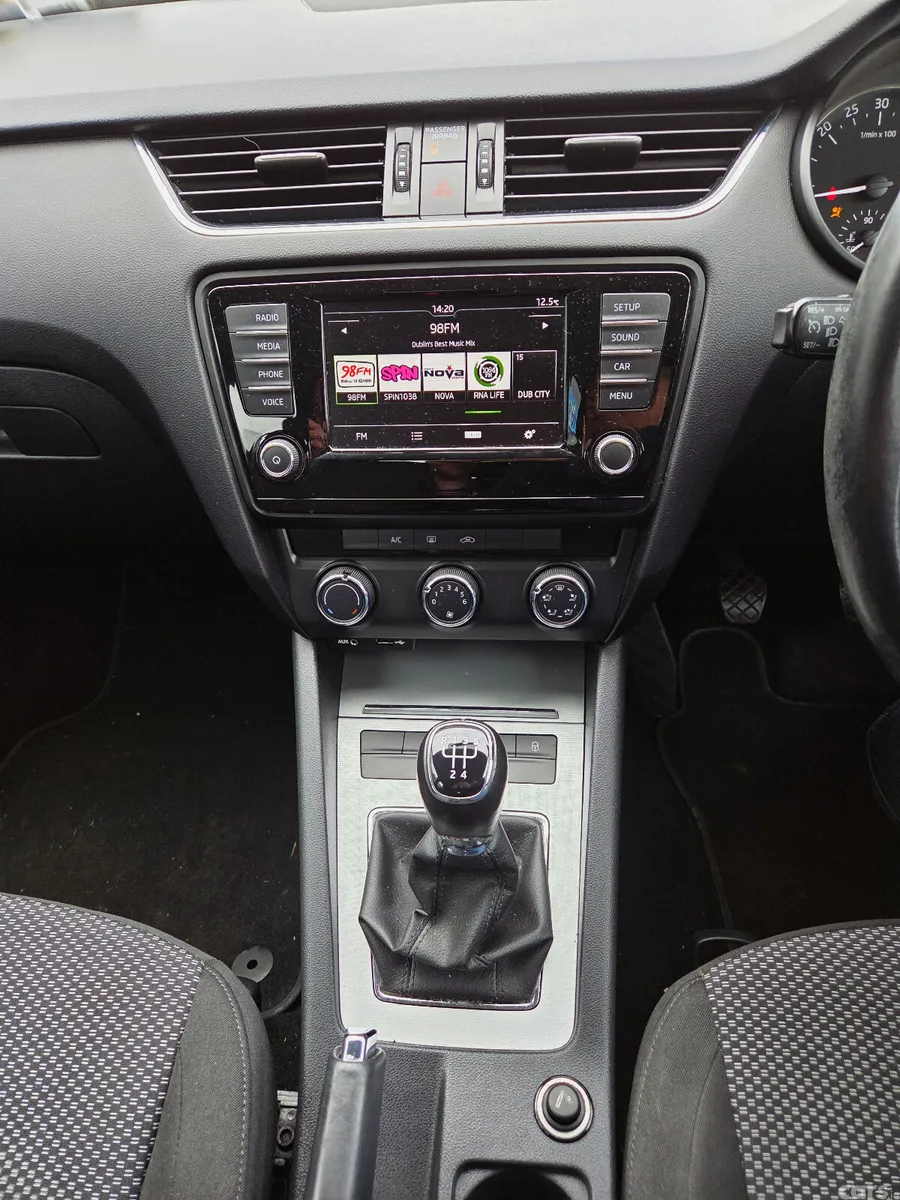 Skoda Octavia Saloon, Diesel, 2017, Grey