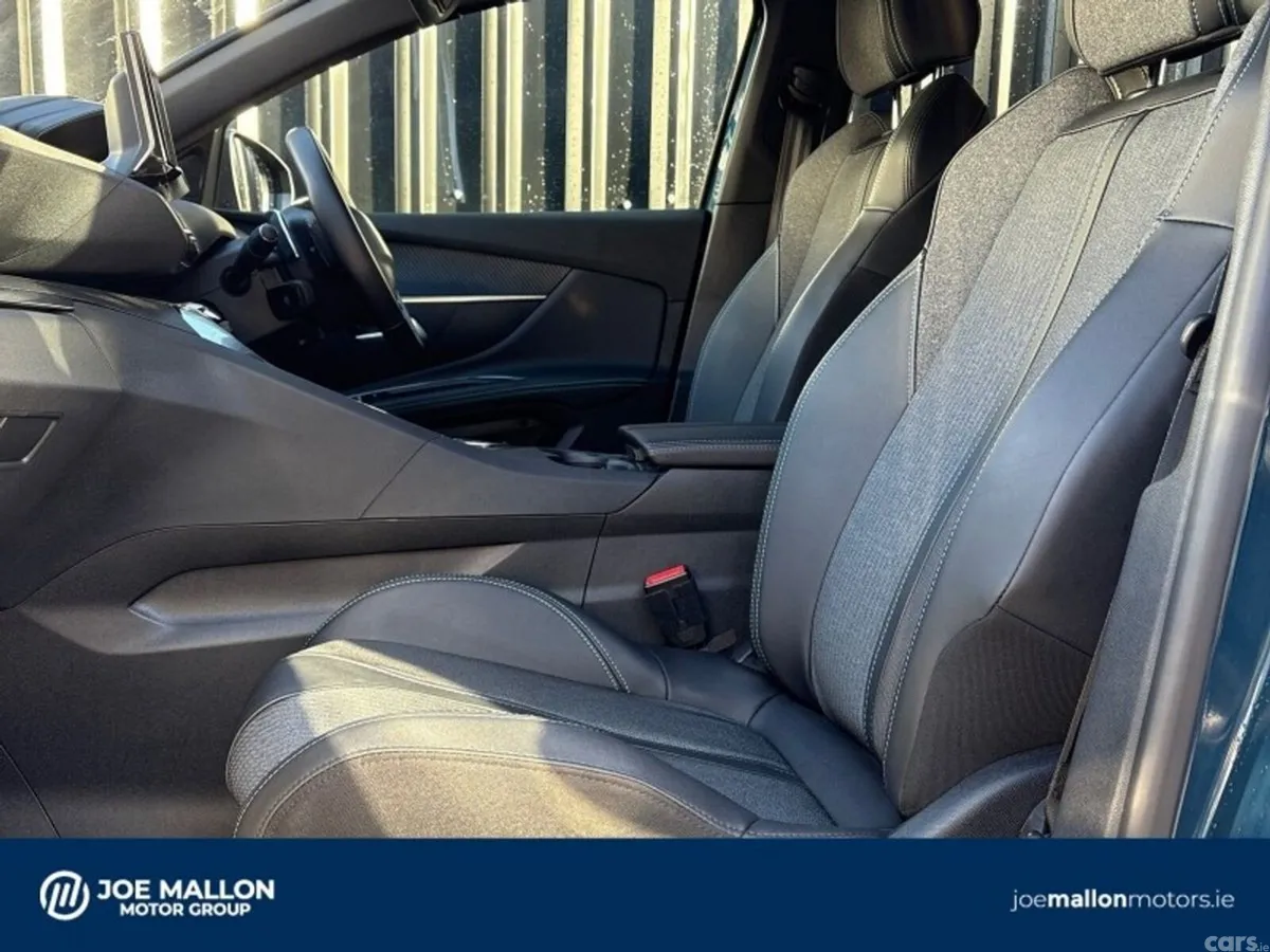 Peugeot 5008 MPV, Diesel, 2025, Blue