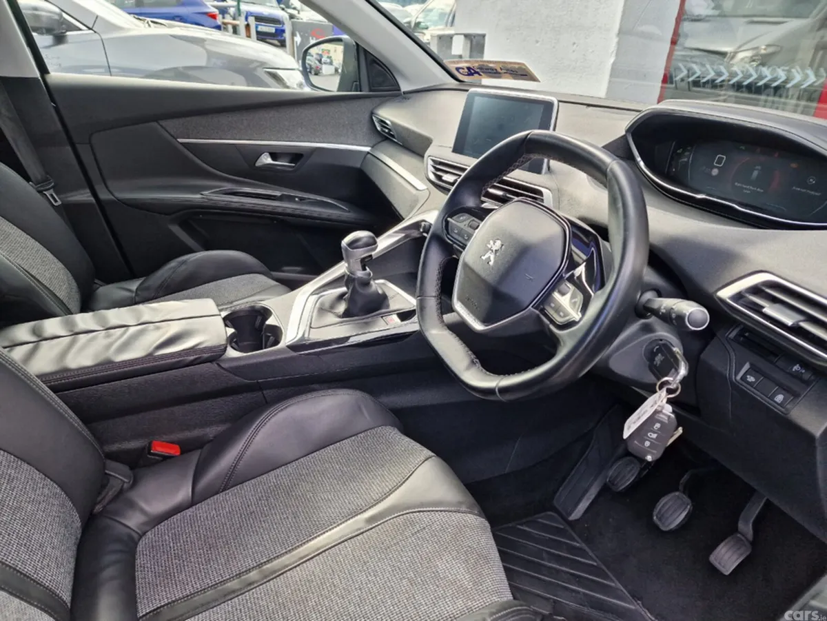 Peugeot 5008 MPV, Diesel, 2018, Black