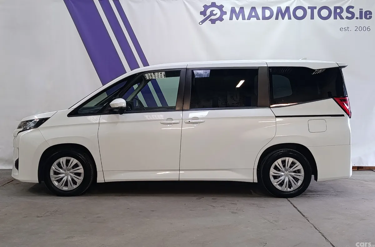 Toyota Noah MPV, Petrol Hybrid, 2022, White