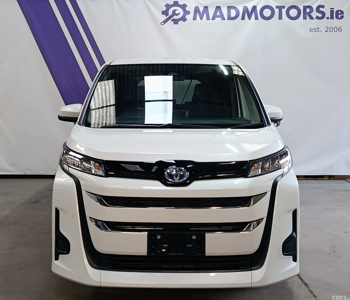 Toyota Noah MPV, Petrol Hybrid, 2022, White