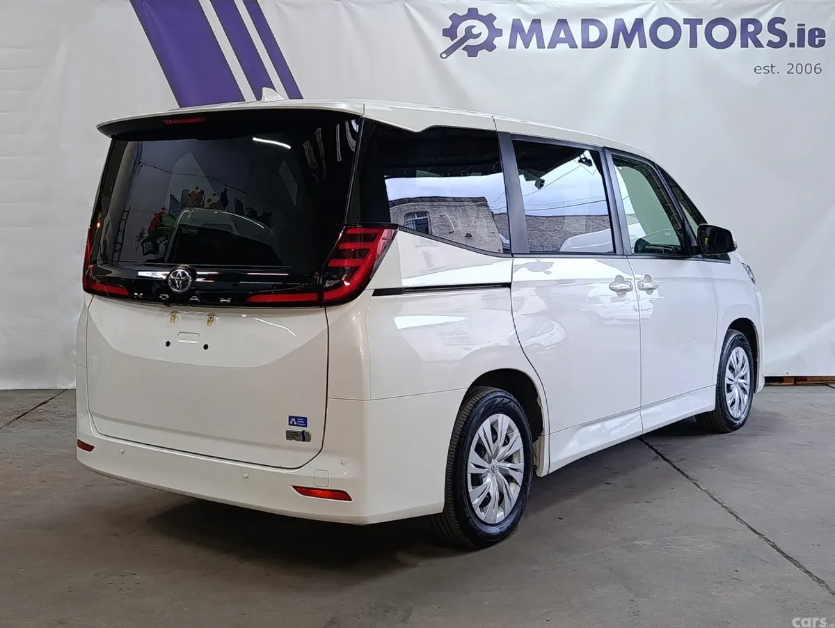 Toyota Noah MPV, Petrol Hybrid, 2022, White