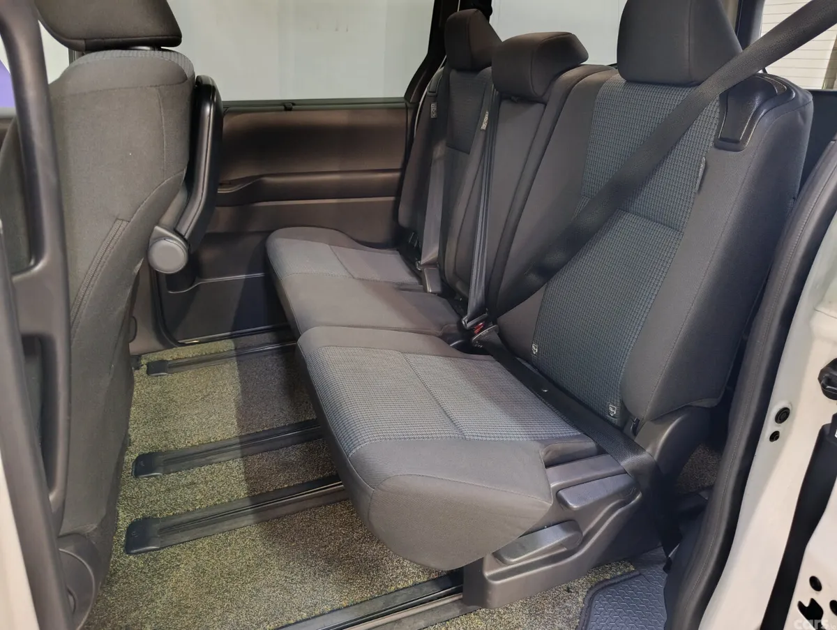 Toyota Noah MPV, Petrol Hybrid, 2022, White