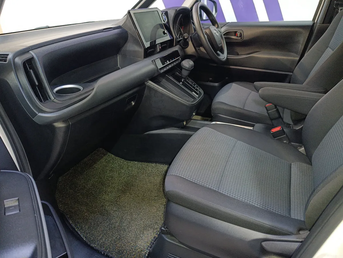 Toyota Noah MPV, Petrol Hybrid, 2022, White