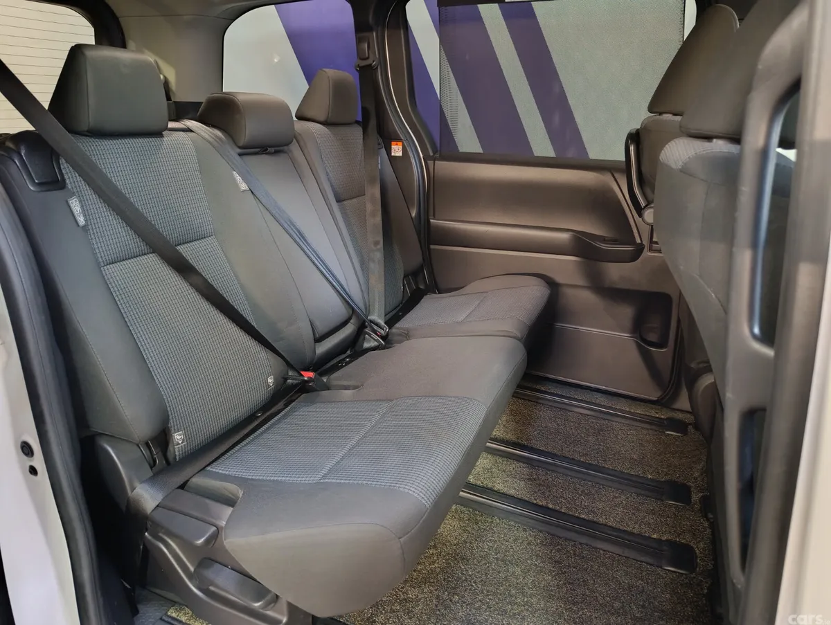 Toyota Noah MPV, Petrol Hybrid, 2022, White
