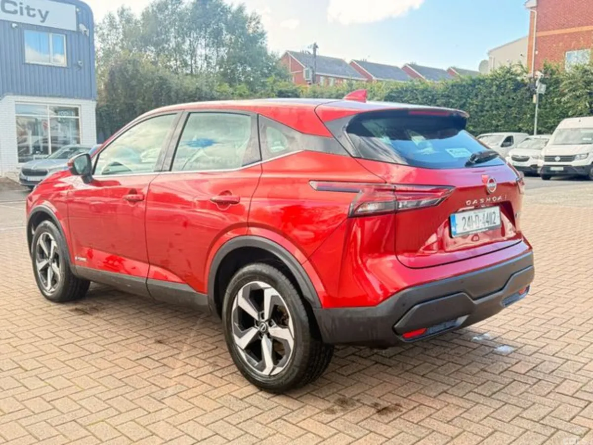 Nissan Qashqai MPV, Petrol, 2024, Red