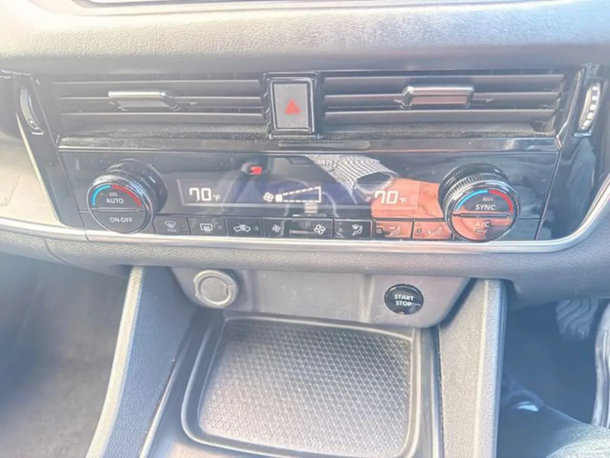 Nissan Qashqai MPV, Petrol, 2024, Red
