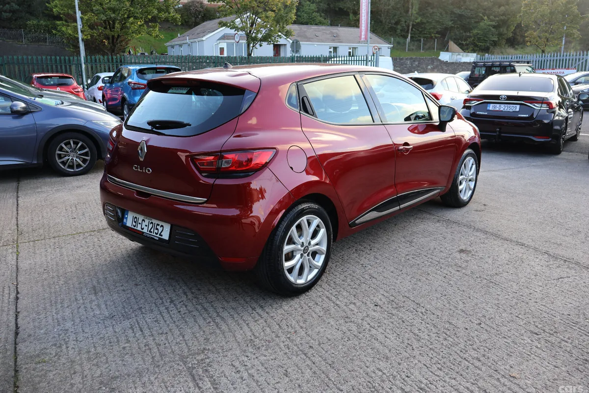 Renault Clio Hatchback, Petrol, 2019, Red