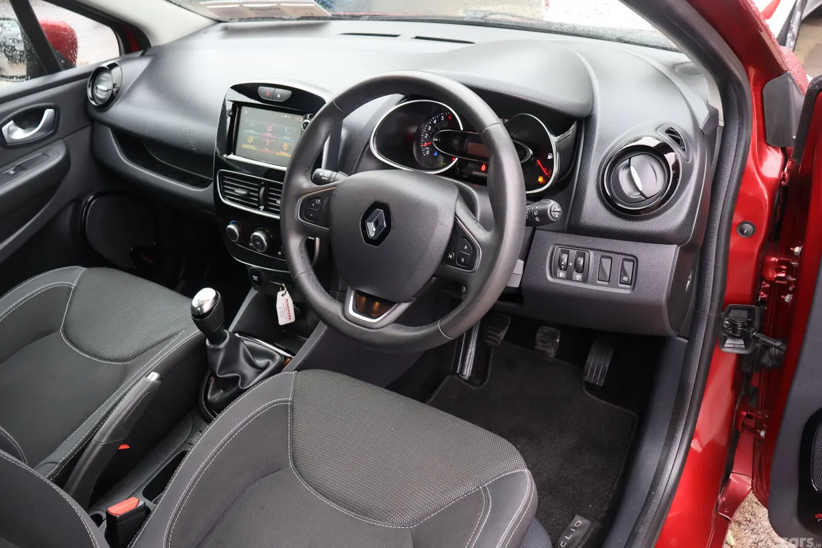 Renault Clio Hatchback, Petrol, 2019, Red