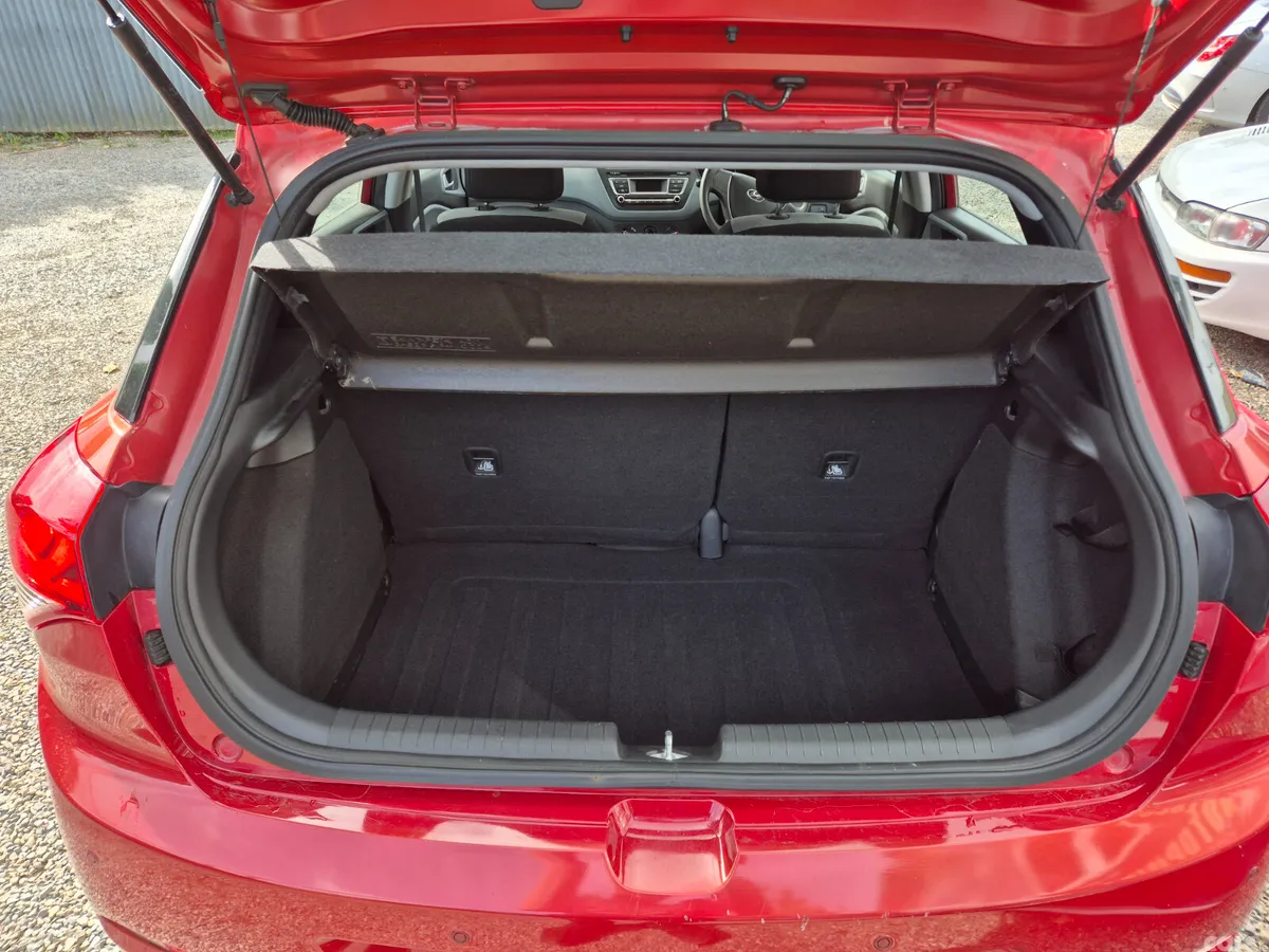 Hyundai i20 Hatchback, Petrol, 2016, Red