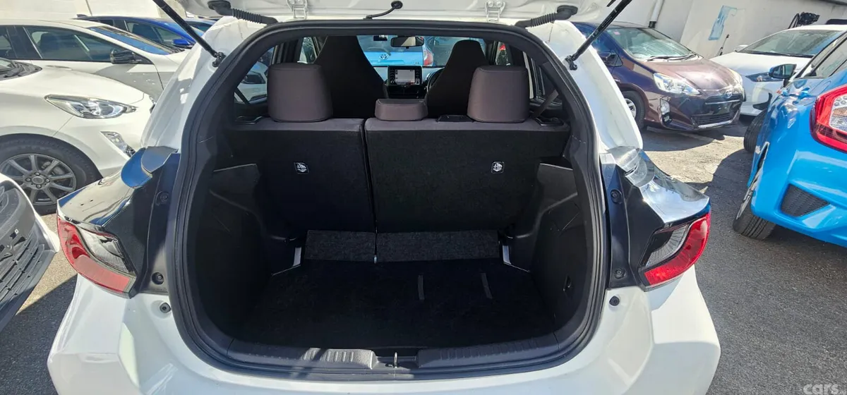 Toyota Yaris Hatchback, Petrol, 2021, White