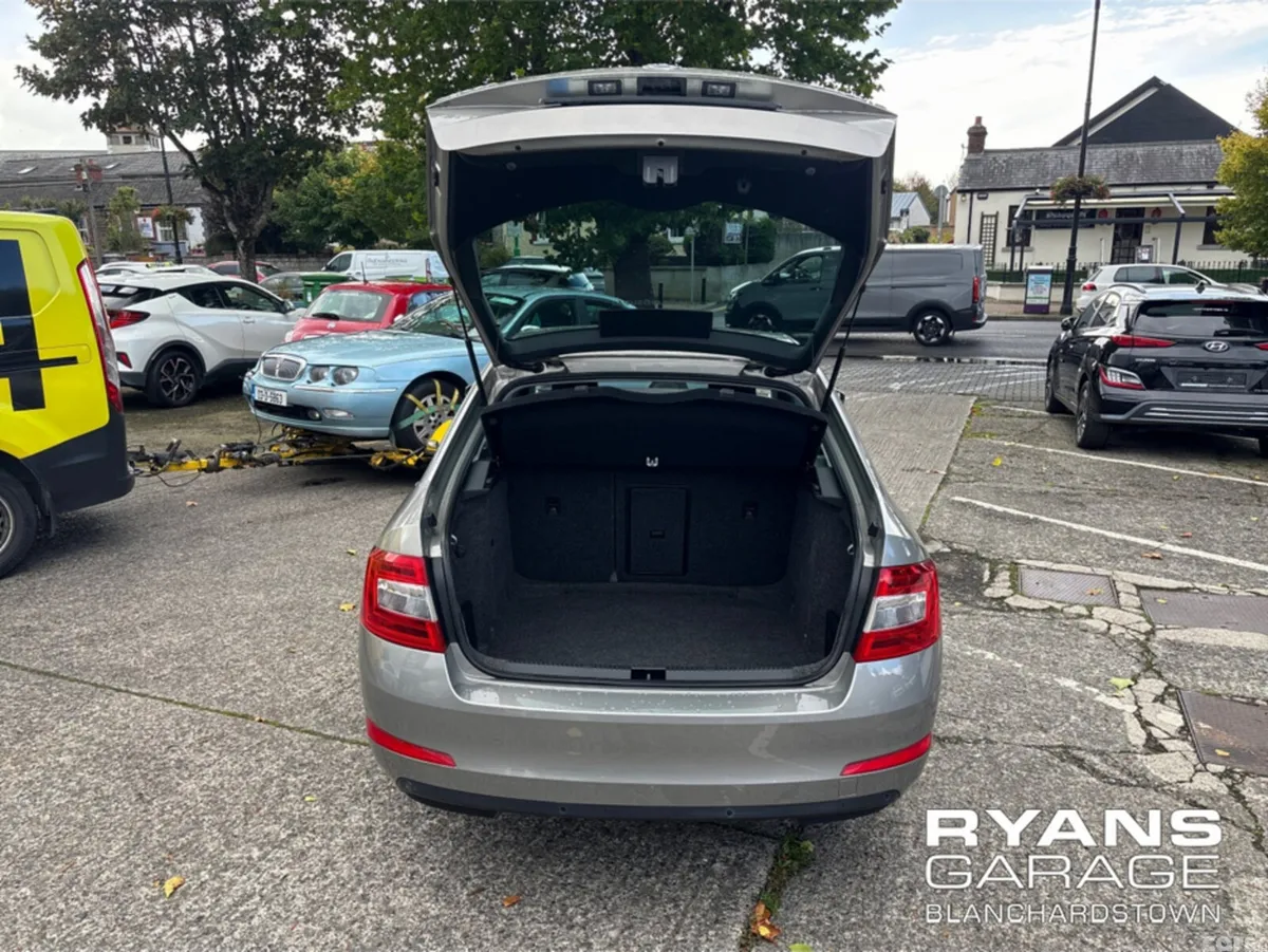 Skoda Octavia Hatchback, Diesel, 2015, Beige