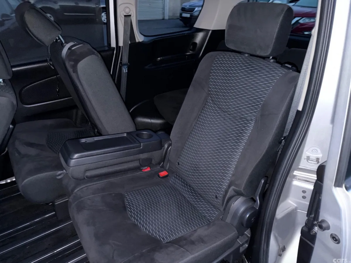 Nissan Serena MPV, Petrol Hybrid, 2015, Silver