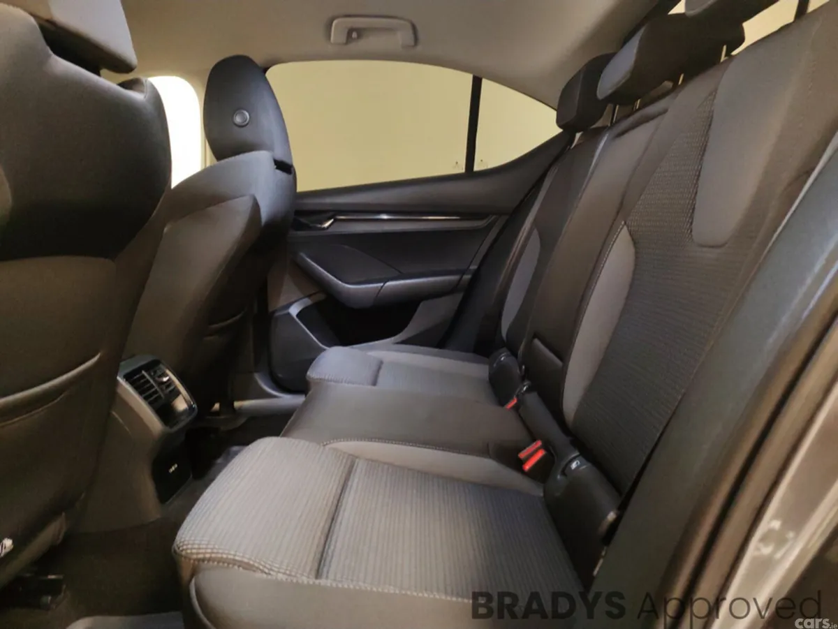 Skoda Octavia Saloon, Petrol, 2024, Grey