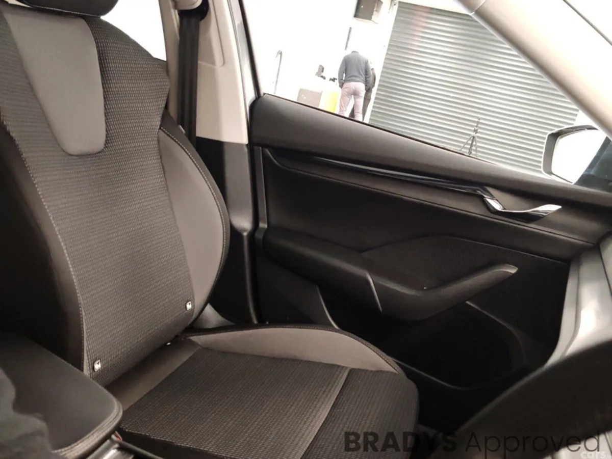 Skoda Octavia Saloon, Petrol, 2024, Grey