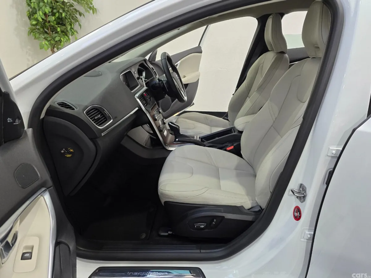 Volvo V40 Hatchback, Diesel, 2018, White
