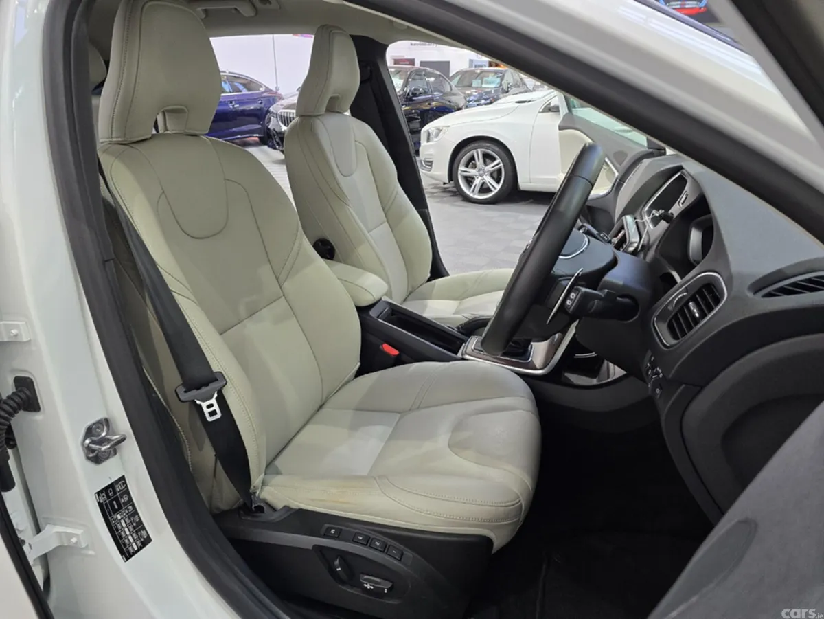 Volvo V40 Hatchback, Diesel, 2018, White