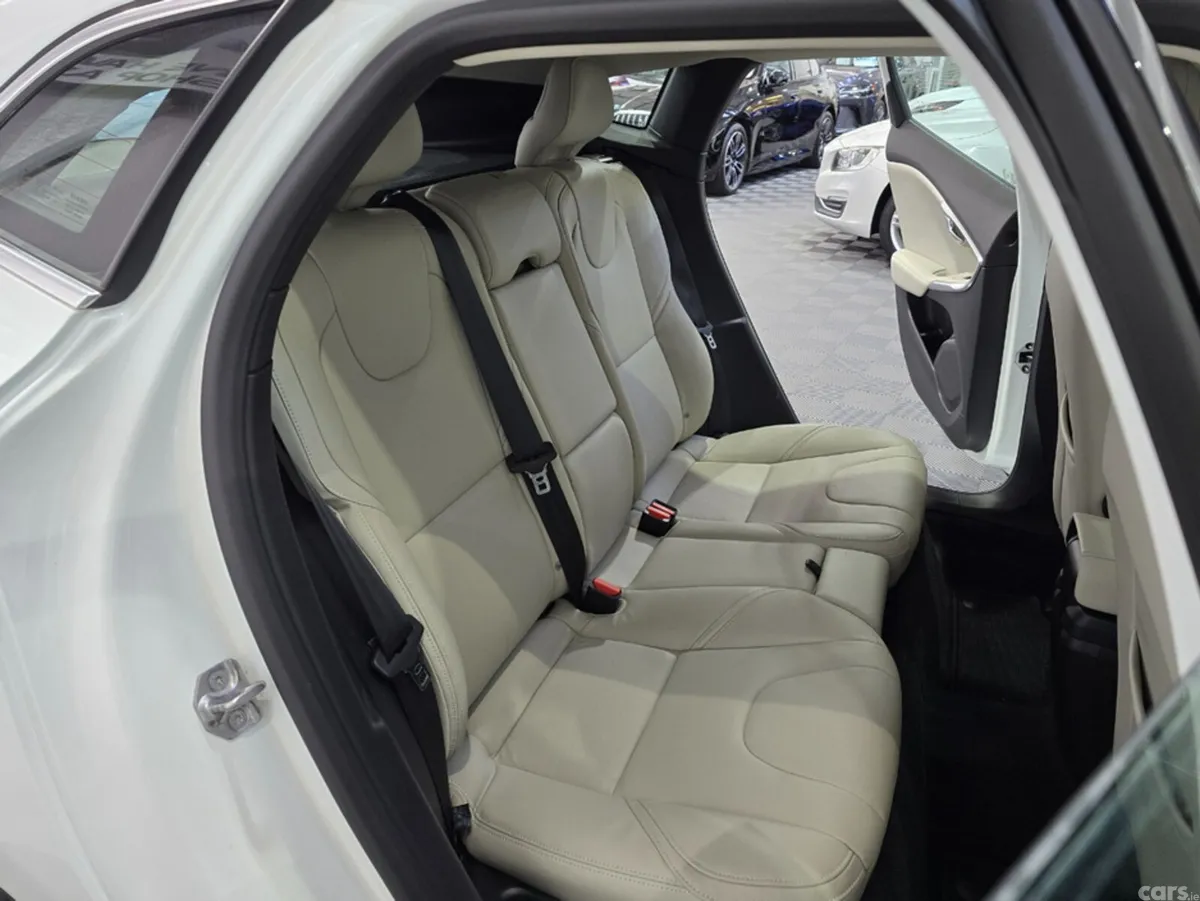 Volvo V40 Hatchback, Diesel, 2018, White