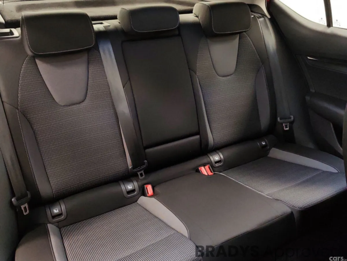 Skoda Octavia Hatchback, Petrol, 2021, Red