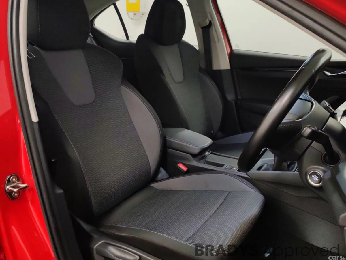 Skoda Octavia Hatchback, Petrol, 2021, Red