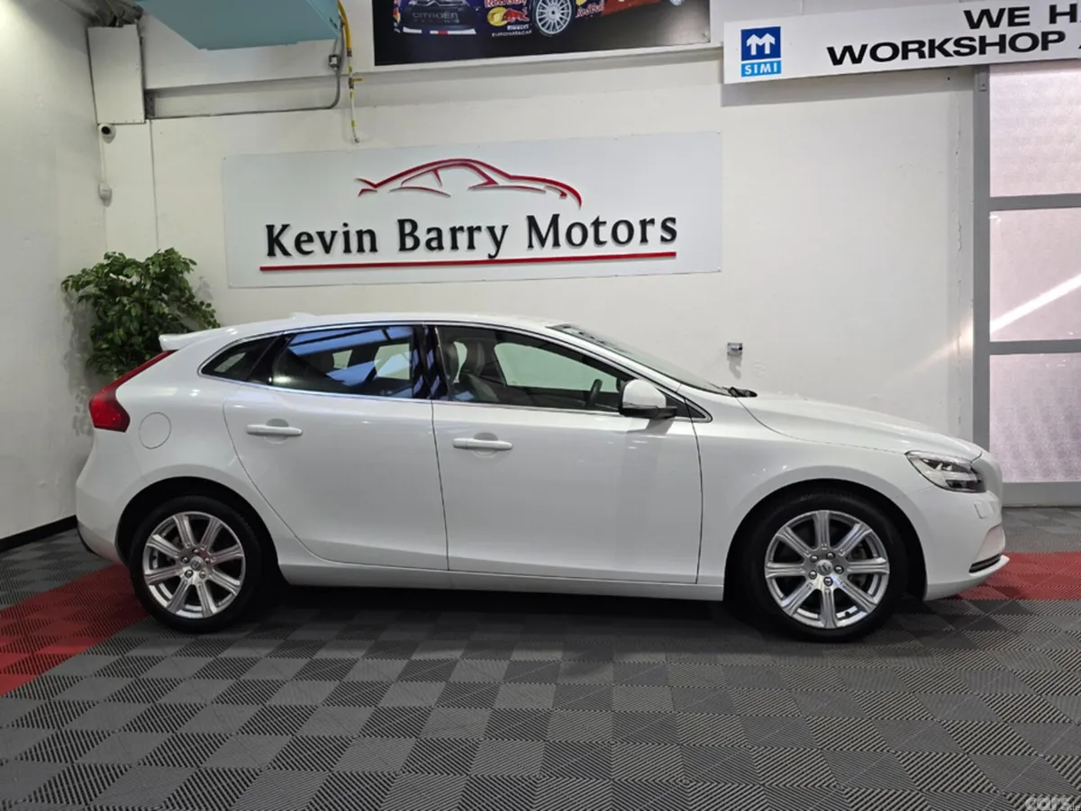 Volvo V40 Hatchback, Diesel, 2018, White
