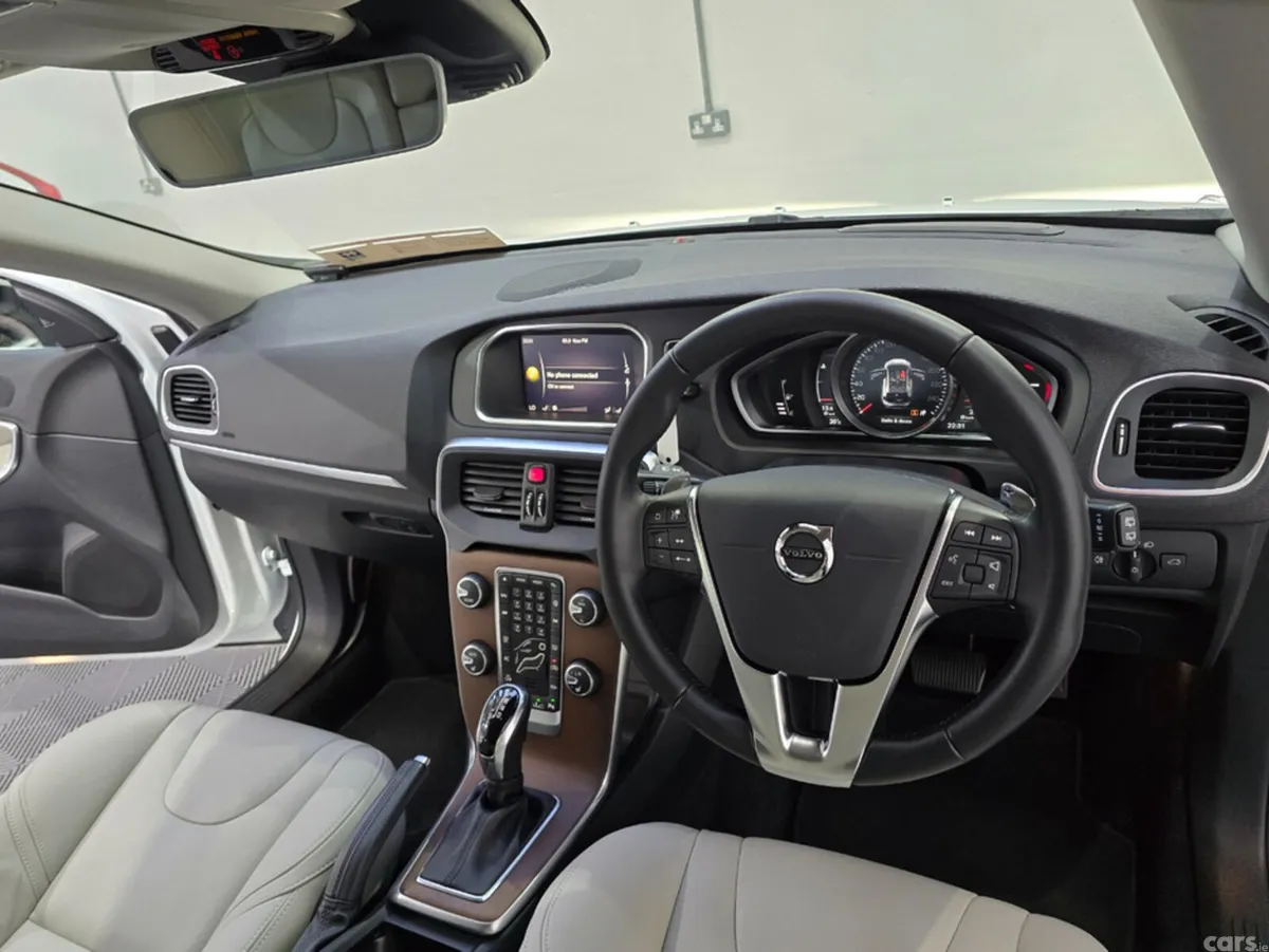 Volvo V40 Hatchback, Diesel, 2018, White