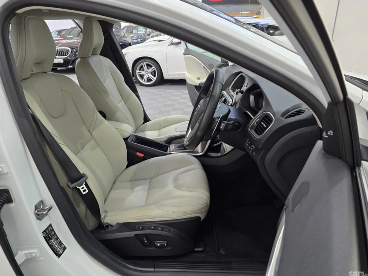 Volvo V40 Hatchback, Diesel, 2018, White