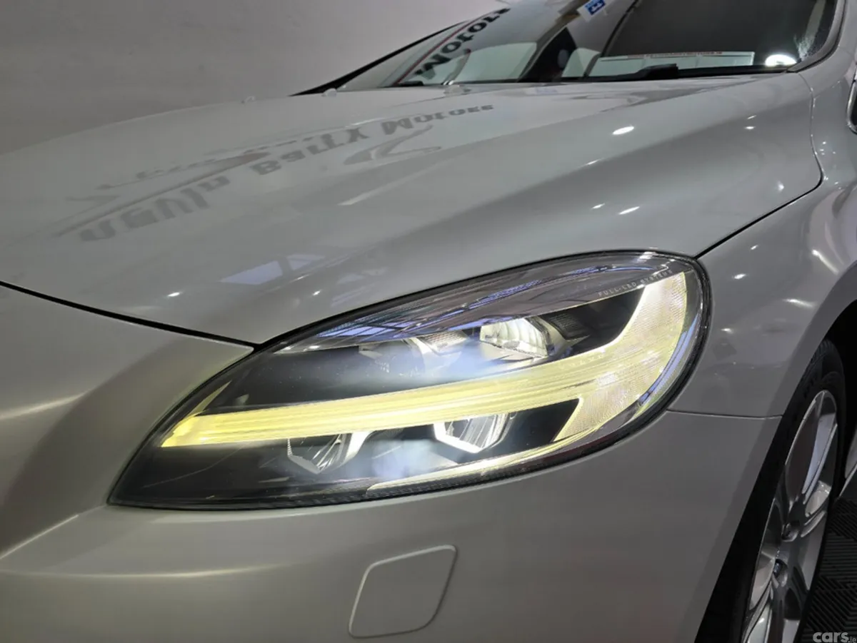 Volvo V40 Hatchback, Diesel, 2018, White