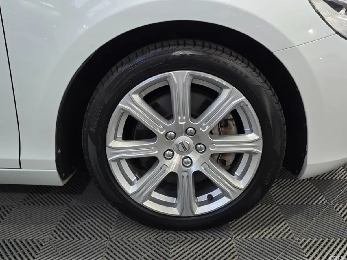 Volvo V40 Hatchback, Diesel, 2018, White