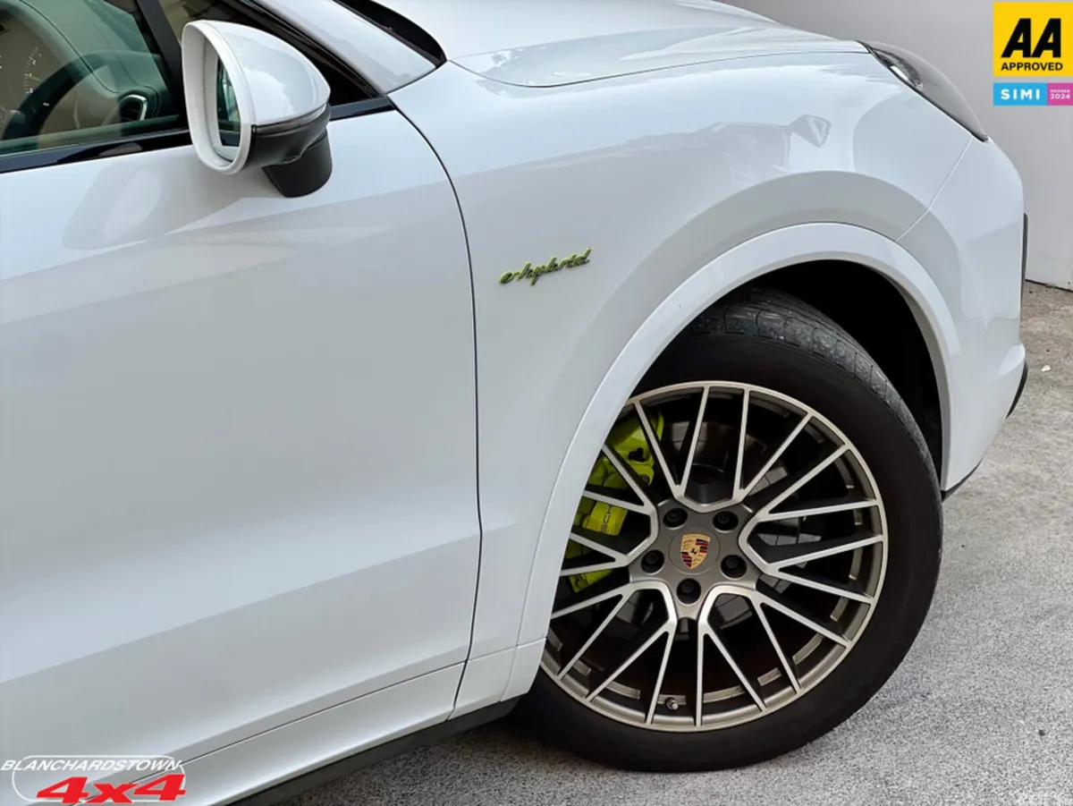Porsche Cayenne MPV, Petrol Plug-in Hybrid, 2023, White