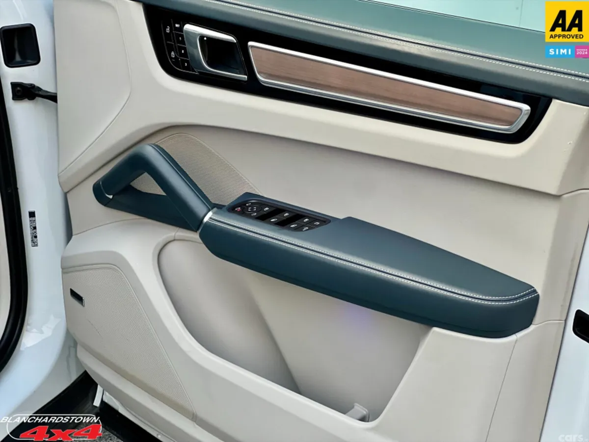 Porsche Cayenne MPV, Petrol Plug-in Hybrid, 2023, White