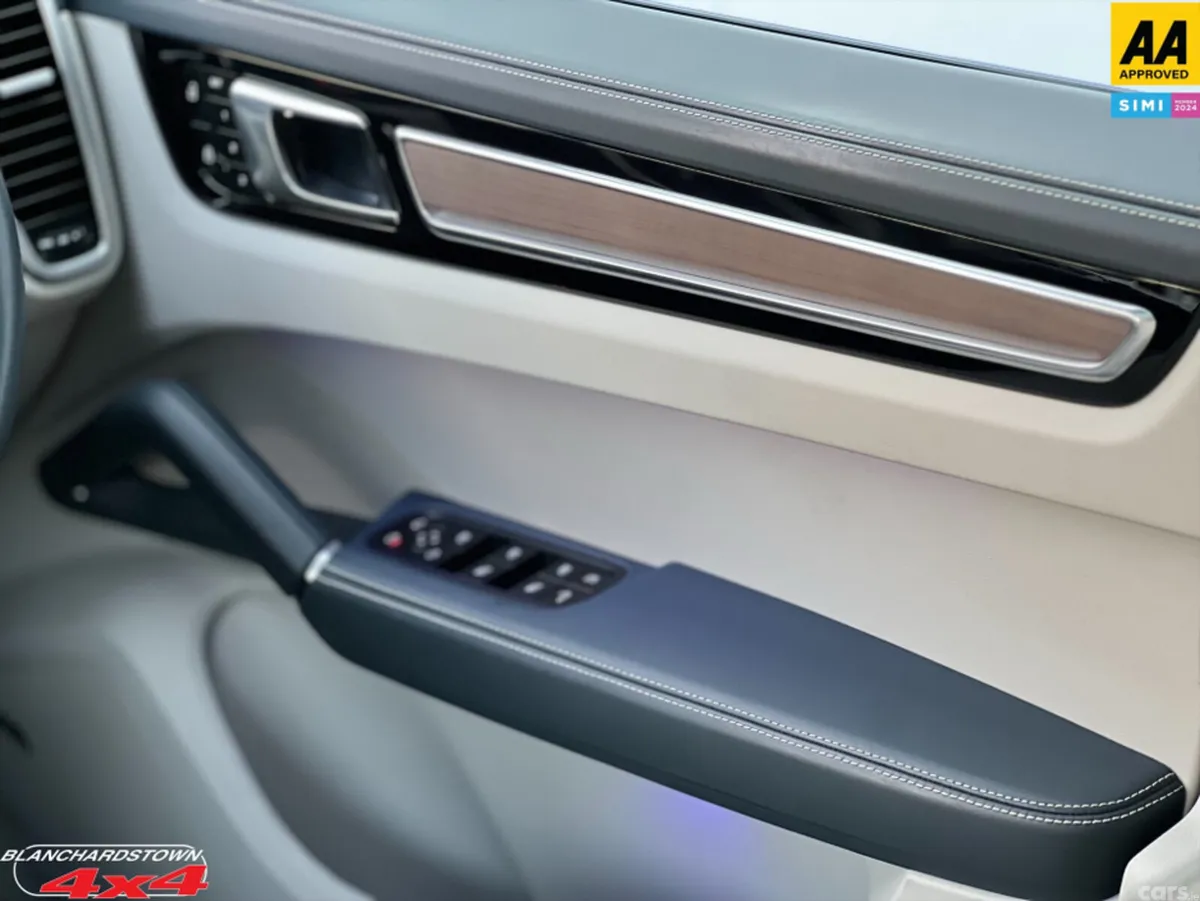 Porsche Cayenne MPV, Petrol Plug-in Hybrid, 2023, White